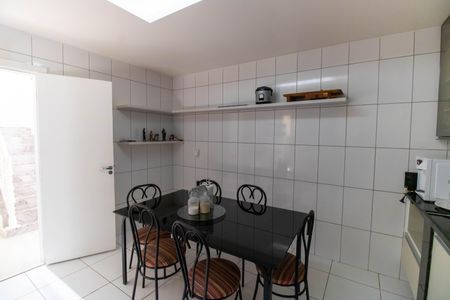 Casa à venda com 360m², 6 quartos e 4 vagas Casa à venda com 360m², 6 quartos e 4 vagasCozinha