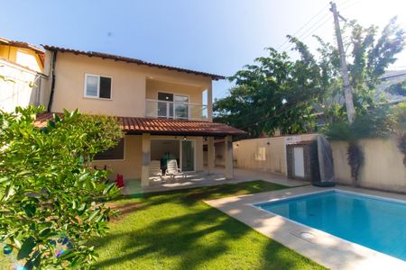 Casa à venda com 360m², 6 quartos e 4 vagas Casa à venda com 360m², 6 quartos e 4 vagasÁrea externa