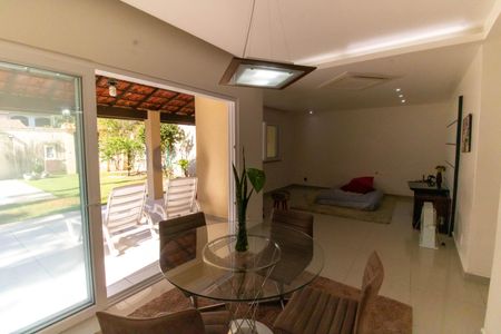 Casa à venda com 360m², 6 quartos e 4 vagas Casa à venda com 360m², 6 quartos e 4 vagasSala