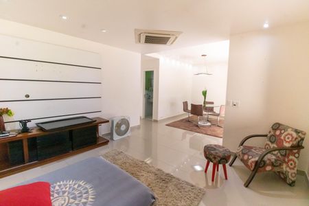 Casa à venda com 360m², 6 quartos e 4 vagas Casa à venda com 360m², 6 quartos e 4 vagasSala