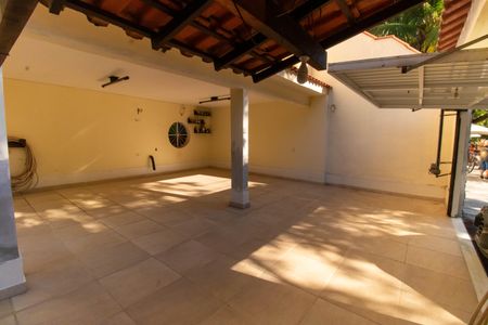Casa à venda com 360m², 6 quartos e 4 vagas Casa à venda com 360m², 6 quartos e 4 vagasGaragem