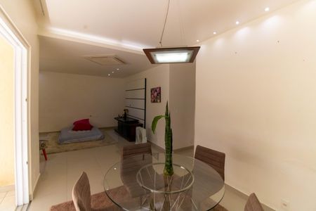 Casa à venda com 360m², 6 quartos e 4 vagas Casa à venda com 360m², 6 quartos e 4 vagasSala