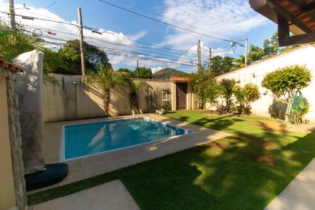 Casa à venda com 360m², 6 quartos e 4 vagas Casa à venda com 360m², 6 quartos e 4 vagasÁrea externa