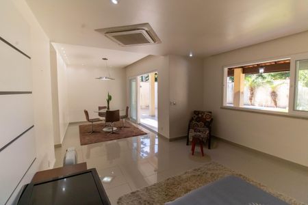 Casa à venda com 360m², 6 quartos e 4 vagas Casa à venda com 360m², 6 quartos e 4 vagasSala