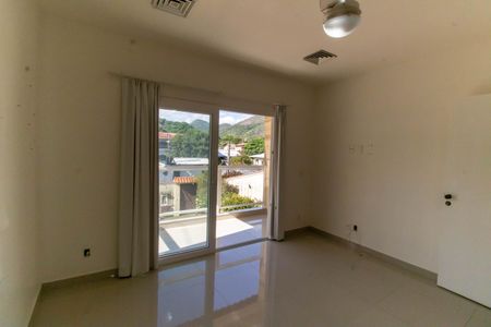 Casa à venda com 360m², 6 quartos e 4 vagas Casa à venda com 360m², 6 quartos e 4 vagasQuarto 3