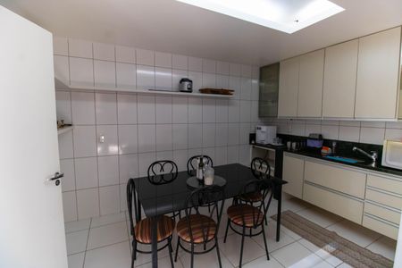 Casa à venda com 360m², 6 quartos e 4 vagas Casa à venda com 360m², 6 quartos e 4 vagasCozinha