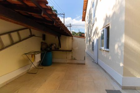 Casa à venda com 360m², 6 quartos e 4 vagas Casa à venda com 360m², 6 quartos e 4 vagasÁrea externa