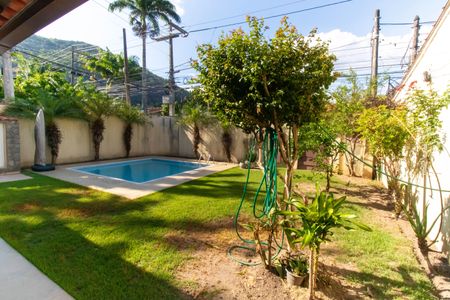 Casa à venda com 360m², 6 quartos e 4 vagas Casa à venda com 360m², 6 quartos e 4 vagasÁrea externa