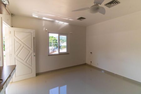 Casa à venda com 360m², 6 quartos e 4 vagas Casa à venda com 360m², 6 quartos e 4 vagasSuíte