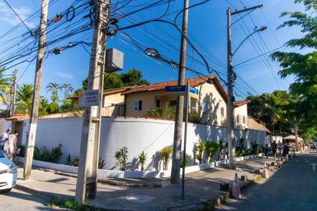 Casa à venda com 360m², 6 quartos e 4 vagas Casa à venda com 360m², 6 quartos e 4 vagasFachada