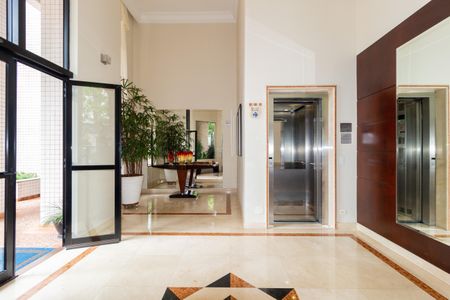 Apartamento à venda com 137m², 3 quartos e 5 vagasHall social