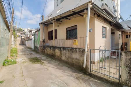 Casa à venda com 650m², 2 quartos e 2 vagas Casa à venda com 650m², 2 quartos e 2 vagasFachada