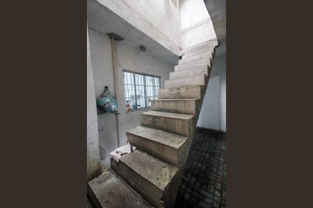 Casa à venda com 180m², 4 quartos e 1 vaga Casa à venda com 180m², 4 quartos e 1 vagaEscada