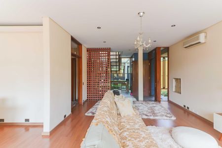 Casa à venda com 350m², 5 quartos e 3 vagas Casa à venda com 350m², 5 quartos e 3 vagasSala