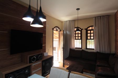 Casa à venda com 150m², 3 quartos e 2 vagasSala