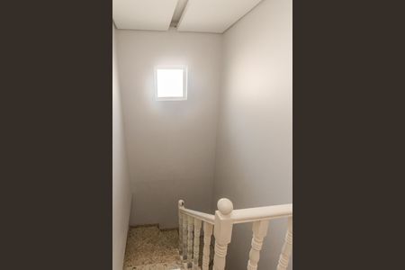 Casa à venda com 169m², 3 quartos e 3 vagas Casa à venda com 169m², 3 quartos e 3 vagasEscada