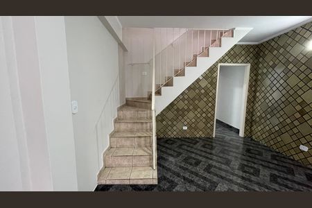 Casa para alugar com 135m², 4 quartos e 2 vagas Casa para alugar com 135m², 4 quartos e 2 vagasEscada