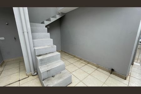 Casa para alugar com 135m², 4 quartos e 2 vagas Casa para alugar com 135m², 4 quartos e 2 vagasEscada