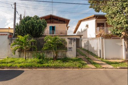 Casa à venda com 199m², 3 quartos e 2 vagas Casa à venda com 199m², 3 quartos e 2 vagasFachada