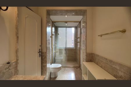 Apartamento à venda com 380m², 4 quartos e 3 vagasBanheiro da Suíte 1 e 2