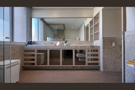 Apartamento à venda com 380m², 4 quartos e 3 vagasBanheiro da Suíte 3