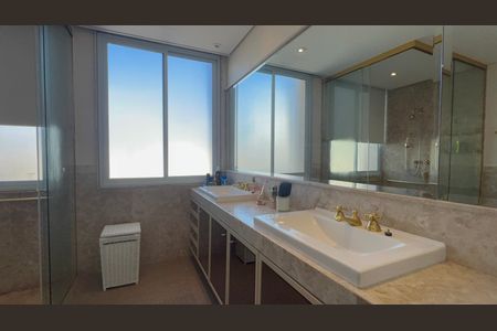 Apartamento à venda com 380m², 4 quartos e 3 vagasBanheiro da Suíte 3