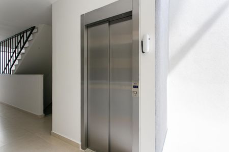 Apartamento para alugar com 42m², 2 quartos e 1 vaga Apartamento para alugar com 42m², 2 quartos e 1 vagaÁrea Comum - Elevador