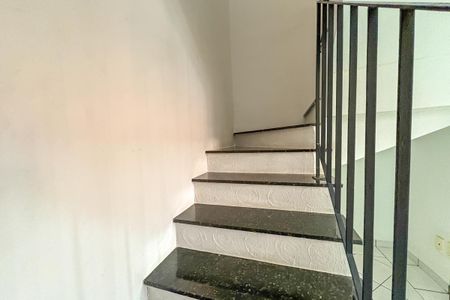 Casa de condomínio à venda com 112m², 3 quartos e 2 vagas Casa de condomínio à venda com 112m², 3 quartos e 2 vagasEscada