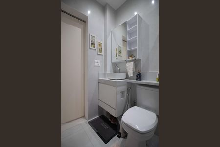 Apartamento à venda com 70m², 2 quartos e sem vaga Apartamento à venda com 70m², 2 quartos e sem vagaBanheiro social