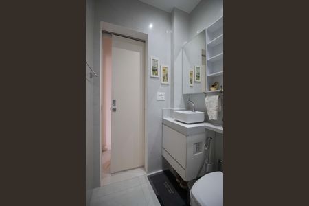 Apartamento à venda com 70m², 2 quartos e sem vaga Apartamento à venda com 70m², 2 quartos e sem vagaBanheiro social