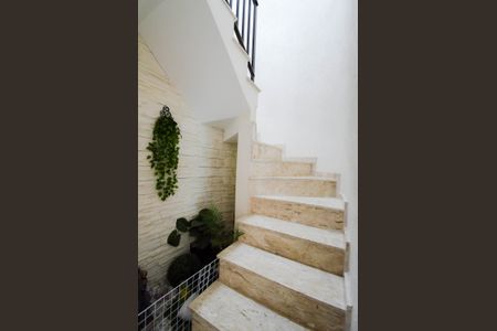 Casa à venda com 220m², 3 quartos e 3 vagas Casa à venda com 220m², 3 quartos e 3 vagasEscada