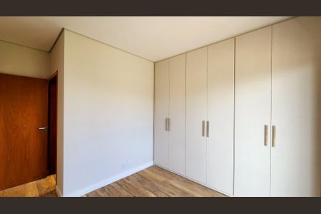 Casa de condomínio à venda com 250m², 3 quartos e 4 vagasQuarto 2 - Suíte