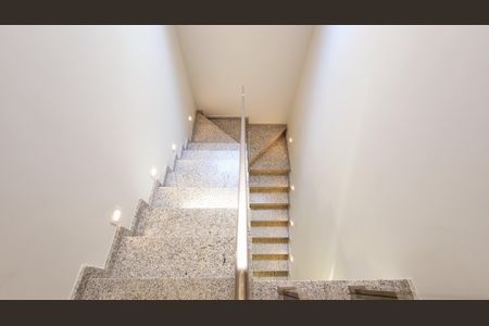 Casa de condomínio à venda com 250m², 3 quartos e 4 vagasEscada