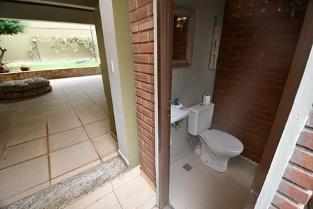 Casa à venda com 282m², 4 quartos e 2 vagasBanheiro de serviço