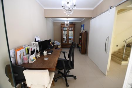 Casa à venda com 282m², 4 quartos e 2 vagasEscritório