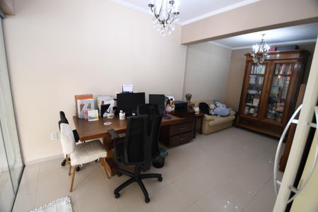 Casa à venda com 282m², 4 quartos e 2 vagasEscritório