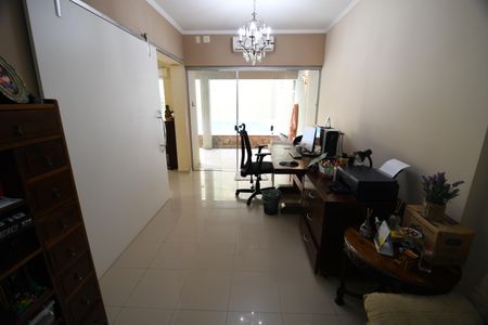 Casa à venda com 282m², 4 quartos e 2 vagasEscritório