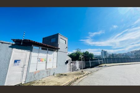 Fachada do condominio com placa instalada de apartamento para alugar com 2 quartos, 45m² em Outeiro de Passárgada, Cotia
