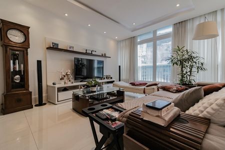 Apartamento à venda com 300m², 3 quartos e 1 vaga Apartamento à venda com 300m², 3 quartos e 1 vagaSala