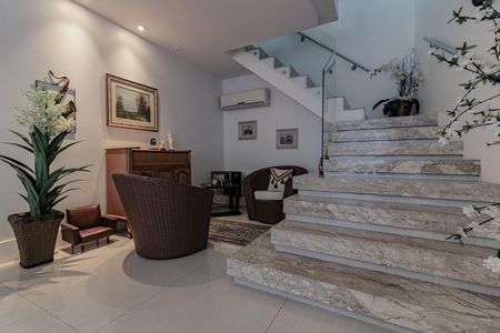 Apartamento à venda com 300m², 3 quartos e 1 vaga Apartamento à venda com 300m², 3 quartos e 1 vagaEscada acesso ao segundo andar