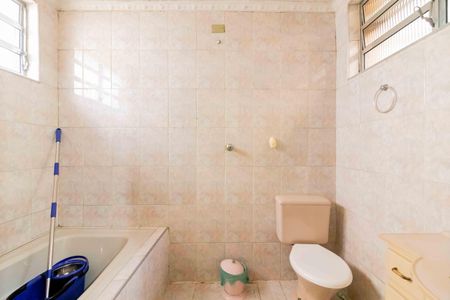 Casa à venda com 239m², 4 quartos e 3 vagas Casa à venda com 239m², 4 quartos e 3 vagasBanheiro Suíte