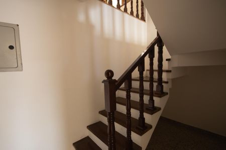 Casa para alugar com 220m², 3 quartos e 2 vagas Casa para alugar com 220m², 3 quartos e 2 vagasEscadas para os Quartos