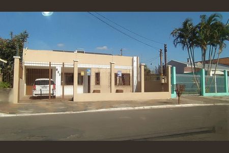 Casa à venda com 170m², 3 quartos e 3 vagas Casa à venda com 170m², 3 quartos e 3 vagasFachada