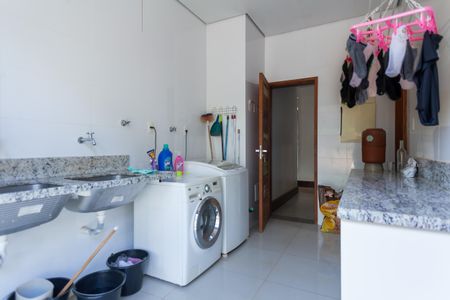 Casa de condomínio à venda com 390m², 4 quartos e 6 vagas Casa de condomínio à venda com 390m², 4 quartos e 6 vagasÁrea de Serviço