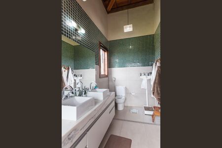 Casa de condomínio à venda com 390m², 4 quartos e 6 vagas Casa de condomínio à venda com 390m², 4 quartos e 6 vagasBanheiro da Suíte 4