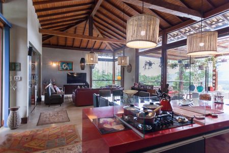 Casa de condomínio à venda com 390m², 4 quartos e 6 vagas Casa de condomínio à venda com 390m², 4 quartos e 6 vagasSala