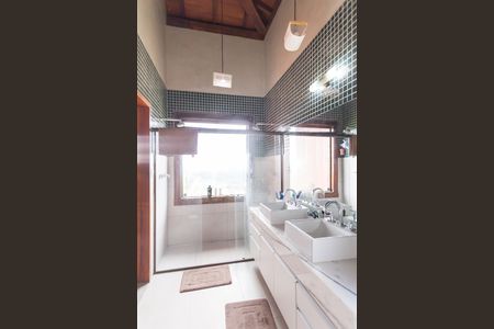 Casa de condomínio à venda com 390m², 4 quartos e 6 vagas Casa de condomínio à venda com 390m², 4 quartos e 6 vagasBanheiro da Suíte 4