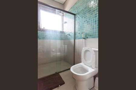 Casa de condomínio à venda com 390m², 4 quartos e 6 vagas Casa de condomínio à venda com 390m², 4 quartos e 6 vagasBanheiro da Suíte 2