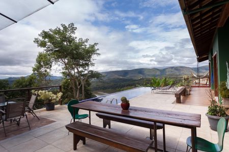 Casa de condomínio à venda com 390m², 4 quartos e 6 vagas Casa de condomínio à venda com 390m², 4 quartos e 6 vagasVaranda