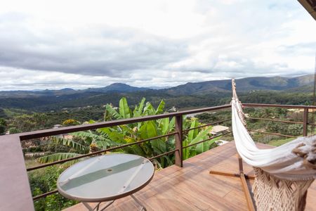 Casa de condomínio à venda com 390m², 4 quartos e 6 vagas Casa de condomínio à venda com 390m², 4 quartos e 6 vagasVaranda da Suíte 4